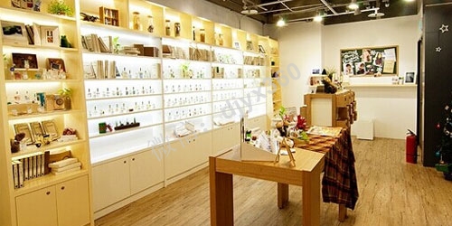 化妆品店营销方案，运用赠品引流客户！