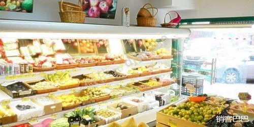 水果店经营技巧，小小水果店靠低价策略，年收入300万！