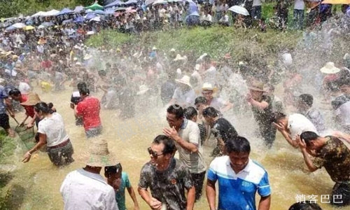 鱼塘的鱼免费送，为什么还能年赚百万？