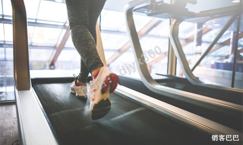 健身会所跑步不要钱，只要你坚持100天还有钱赚