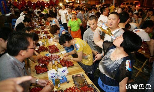 龙虾店成功营销案，小龙虾免费吃还盈利的背后秘密！