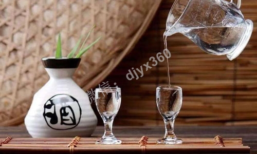 白酒免费模式：买4000元白酒，送4000元车险，锁定后续持续消费