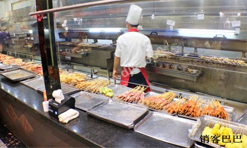 烧烤店免费模式，如何借力加油站做信任背书，营业额达到1000多万